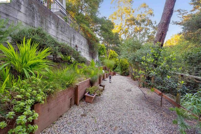 6048 Chelton Dr, Oakland, CA 94611