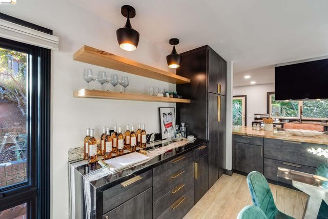 6048 Chelton Dr, Oakland, CA 94611