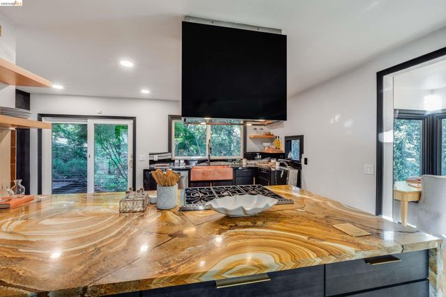 6048 Chelton Dr, Oakland, CA 94611