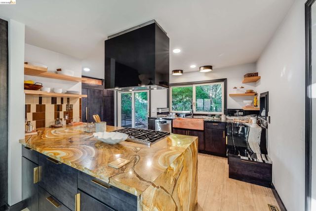 6048 Chelton Dr, Oakland, CA 94611