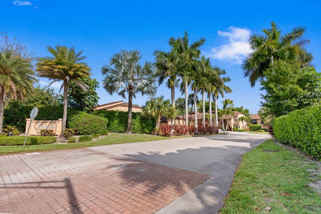 402 Lakeview Drive E, Royal Palm Beach, FL 33411