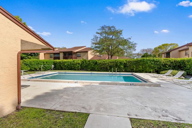 402 Lakeview Drive E, Royal Palm Beach, FL 33411