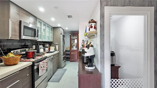 1461 E 7th Ct, Hialeah, FL 33010