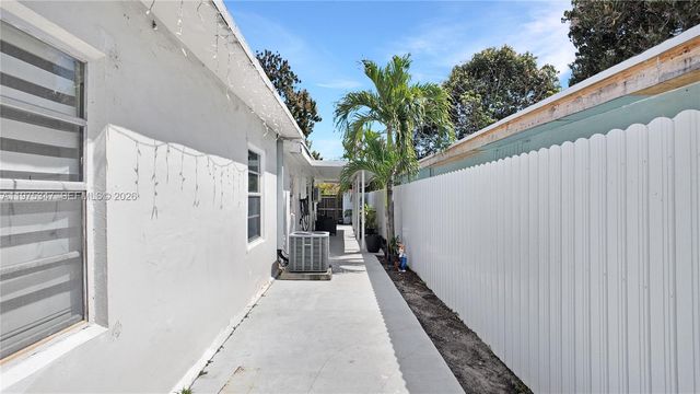 1461 E 7th Ct, Hialeah, FL 33010