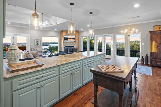 210 Half Moon ST, Horseshoe Bay, TX 78657