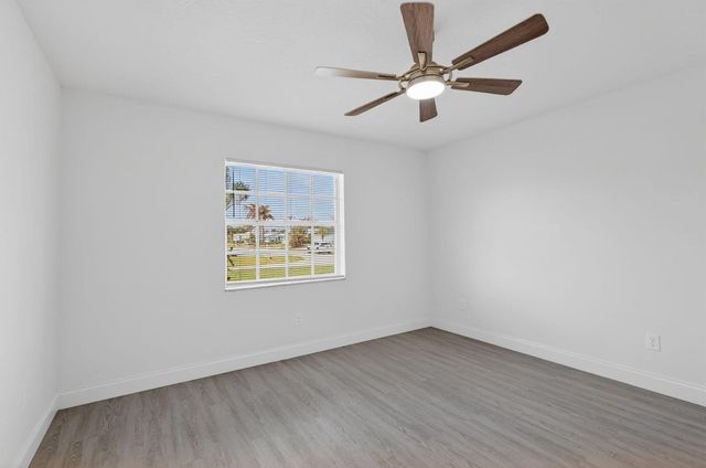 124 SE Eyerly Avenue, Port St. Lucie, FL 34983