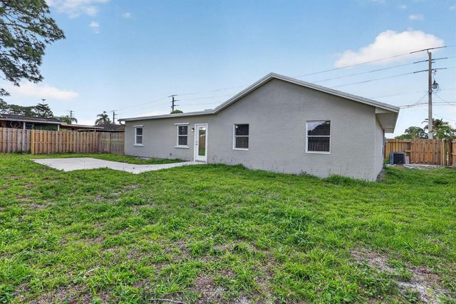 124 SE Eyerly Avenue, Port St. Lucie, FL 34983
