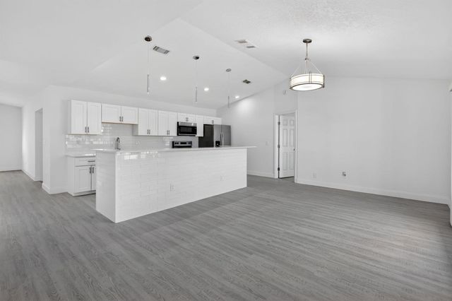 124 SE Eyerly Avenue, Port St. Lucie, FL 34983