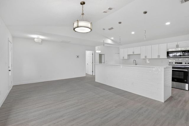 124 SE Eyerly Avenue, Port St. Lucie, FL 34983