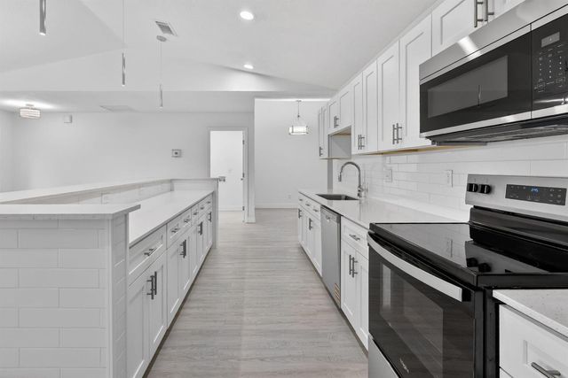 124 SE Eyerly Avenue, Port St. Lucie, FL 34983
