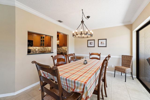 19 Lexington Lane W, Palm Beach Gardens, FL 33418