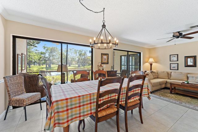 19 Lexington Lane W, Palm Beach Gardens, FL 33418