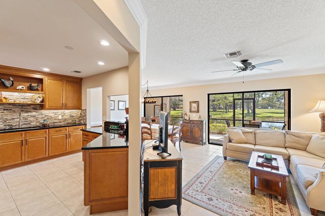 19 Lexington Lane W, Palm Beach Gardens, FL 33418