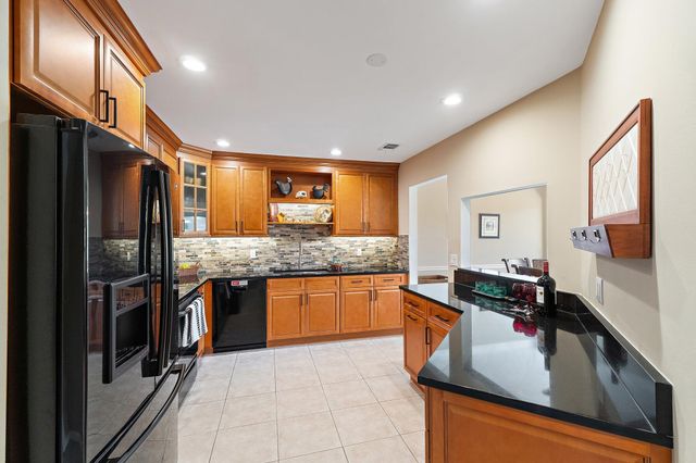 19 Lexington Lane W, Palm Beach Gardens, FL 33418