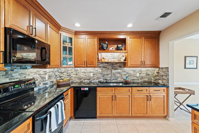 19 Lexington Lane W, Palm Beach Gardens, FL 33418