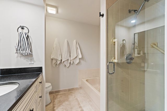 19 Lexington Lane W, Palm Beach Gardens, FL 33418