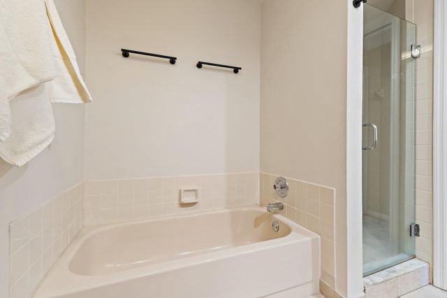 19 Lexington Lane W, Palm Beach Gardens, FL 33418