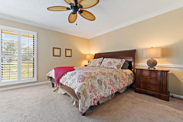 19 Lexington Lane W, Palm Beach Gardens, FL 33418