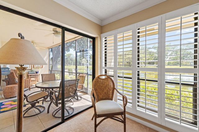 19 Lexington Lane W, Palm Beach Gardens, FL 33418