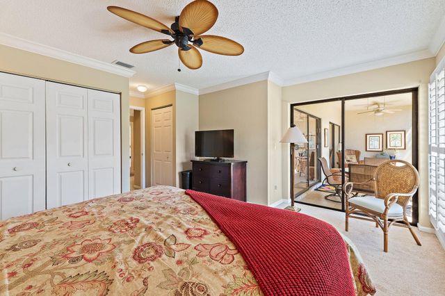 19 Lexington Lane W, Palm Beach Gardens, FL 33418