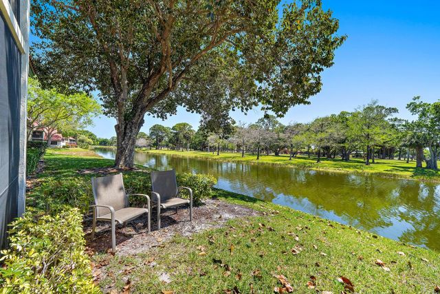 19 Lexington Lane W, Palm Beach Gardens, FL 33418