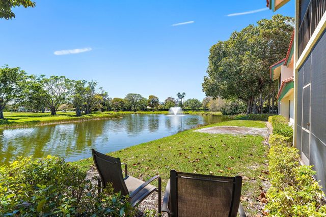 19 Lexington Lane W, Palm Beach Gardens, FL 33418