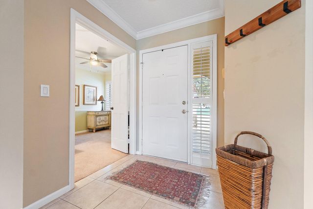 19 Lexington Lane W, Palm Beach Gardens, FL 33418