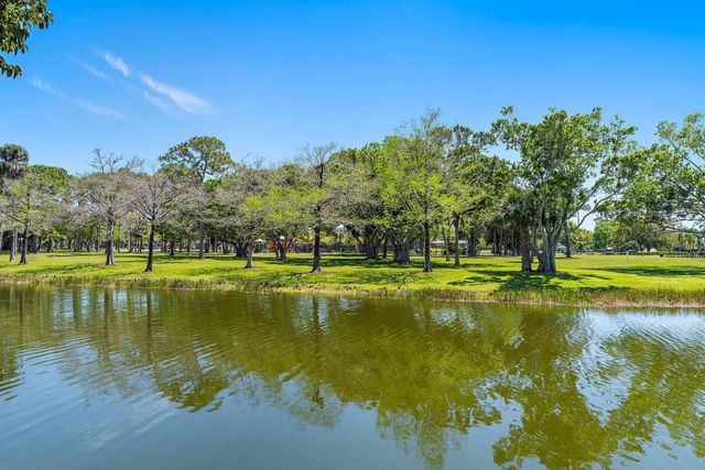 19 Lexington Lane W, Palm Beach Gardens, FL 33418