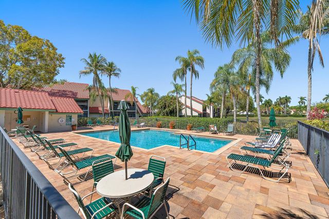 19 Lexington Lane W, Palm Beach Gardens, FL 33418