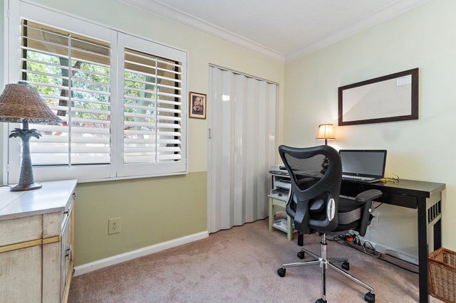 19 Lexington Lane W, Palm Beach Gardens, FL 33418