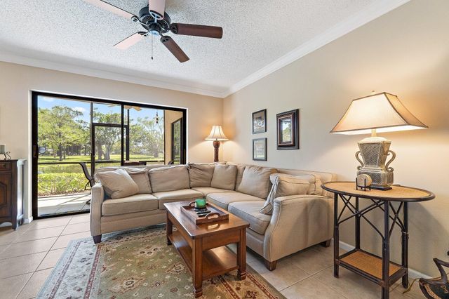 19 Lexington Lane W, Palm Beach Gardens, FL 33418