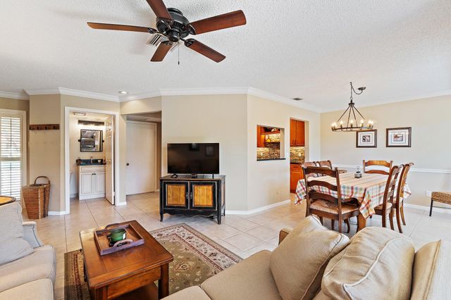 19 Lexington Lane W, Palm Beach Gardens, FL 33418