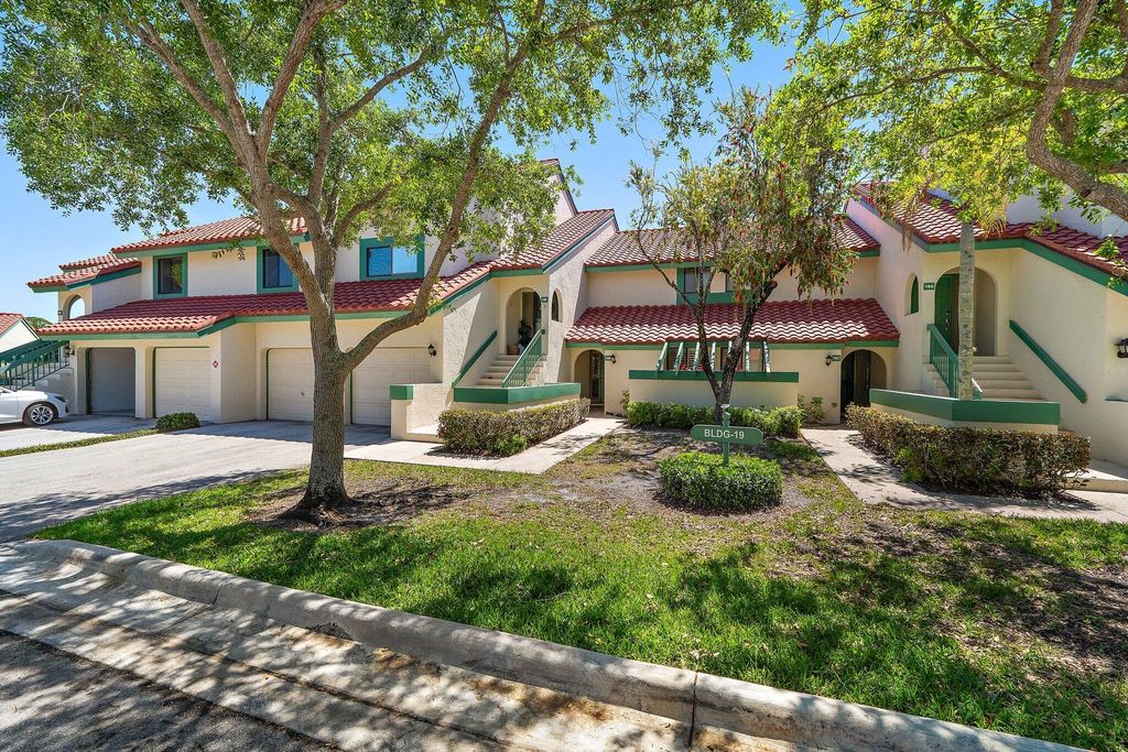 19 Lexington Lane W, Palm Beach Gardens, FL 33418