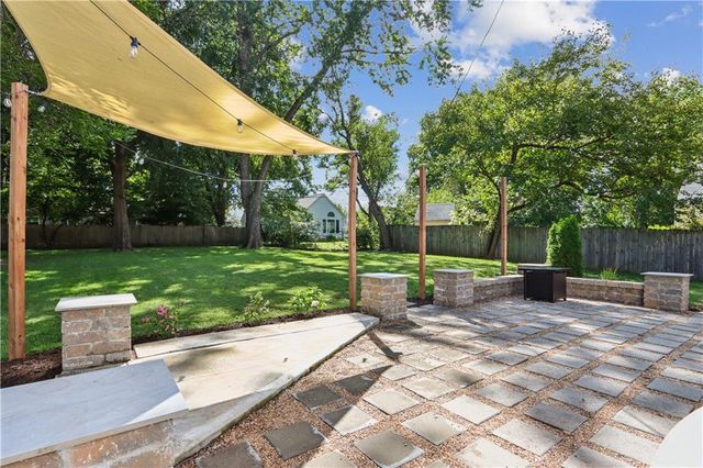 6907 W 77th Terrace, Overland Park, KS 66204