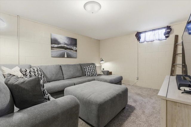 20 SPENCER Circle, Council Bluffs, IA 51503