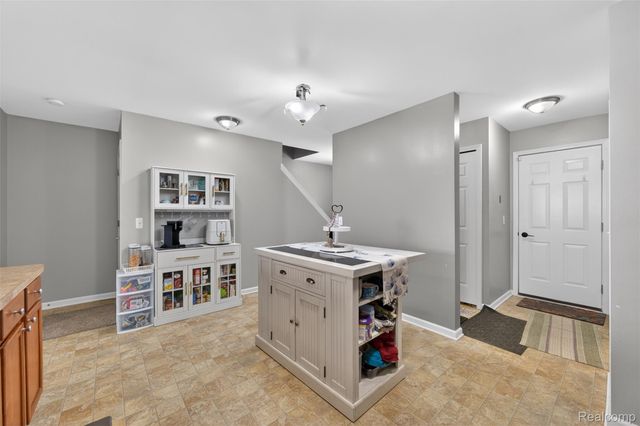 24 Millstone Drive, Waterford Charter Township, MI 48328
