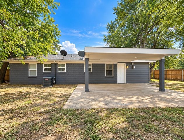819 N Cooper Street, Arlington, TX 76011