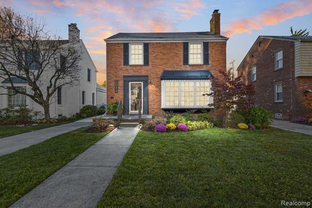 2049 Norwood Drive, Grosse Pointe Woods, MI 48236