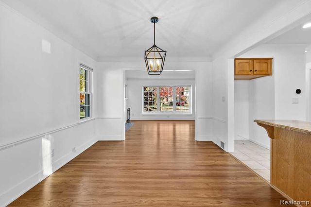 2049 Norwood Drive, Grosse Pointe Woods, MI 48236