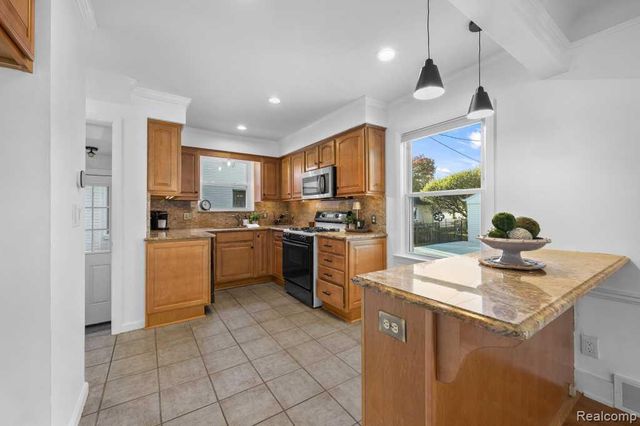 2049 Norwood Drive, Grosse Pointe Woods, MI 48236