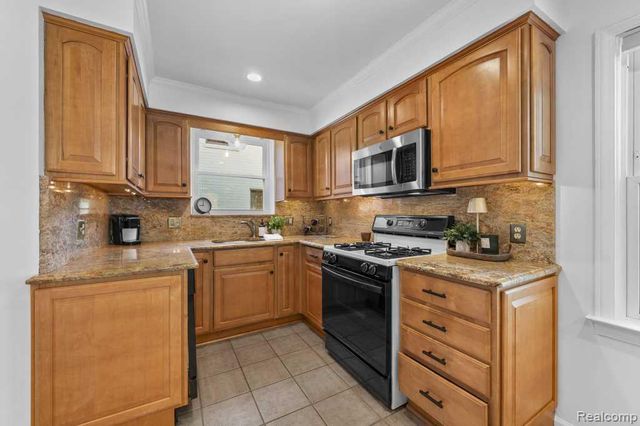 2049 Norwood Drive, Grosse Pointe Woods, MI 48236