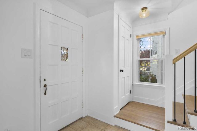 2049 Norwood Drive, Grosse Pointe Woods, MI 48236