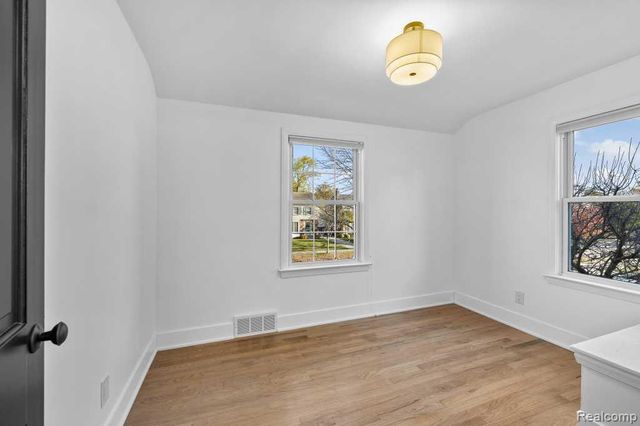 2049 Norwood Drive, Grosse Pointe Woods, MI 48236