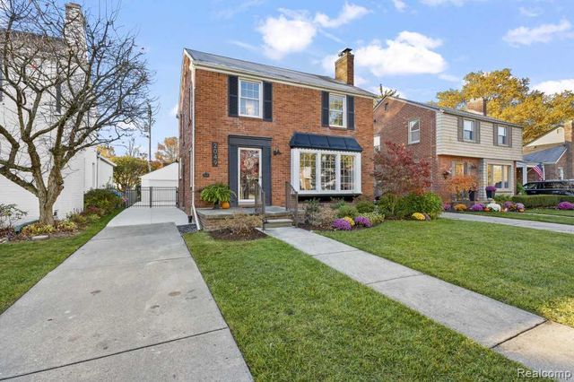 2049 Norwood Drive, Grosse Pointe Woods, MI 48236