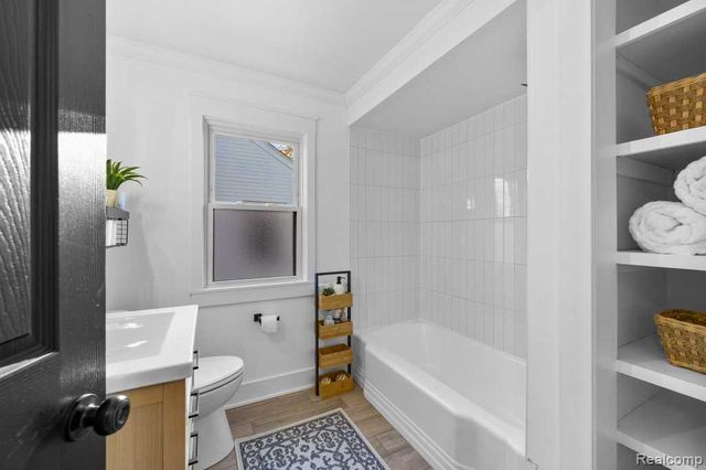 2049 Norwood Drive, Grosse Pointe Woods, MI 48236