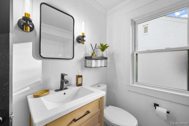 2049 Norwood Drive, Grosse Pointe Woods, MI 48236