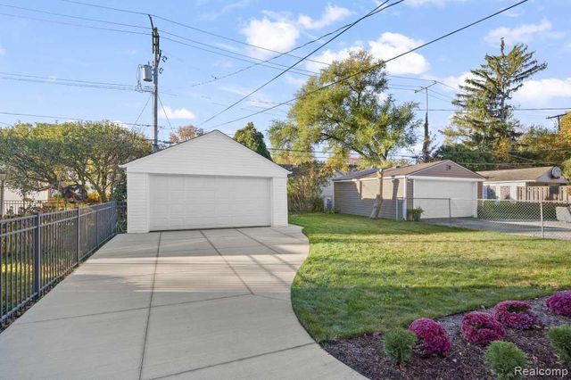 2049 Norwood Drive, Grosse Pointe Woods, MI 48236