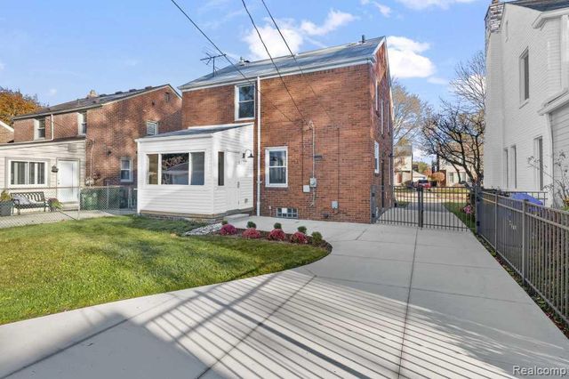 2049 Norwood Drive, Grosse Pointe Woods, MI 48236