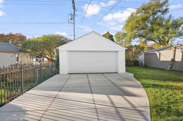 2049 Norwood Drive, Grosse Pointe Woods, MI 48236