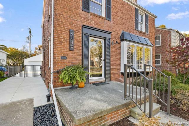 2049 Norwood Drive, Grosse Pointe Woods, MI 48236